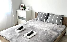 Apartment Solidarności, Metro, Wi-Fi, TV, YouTube - by HIK Apartments
